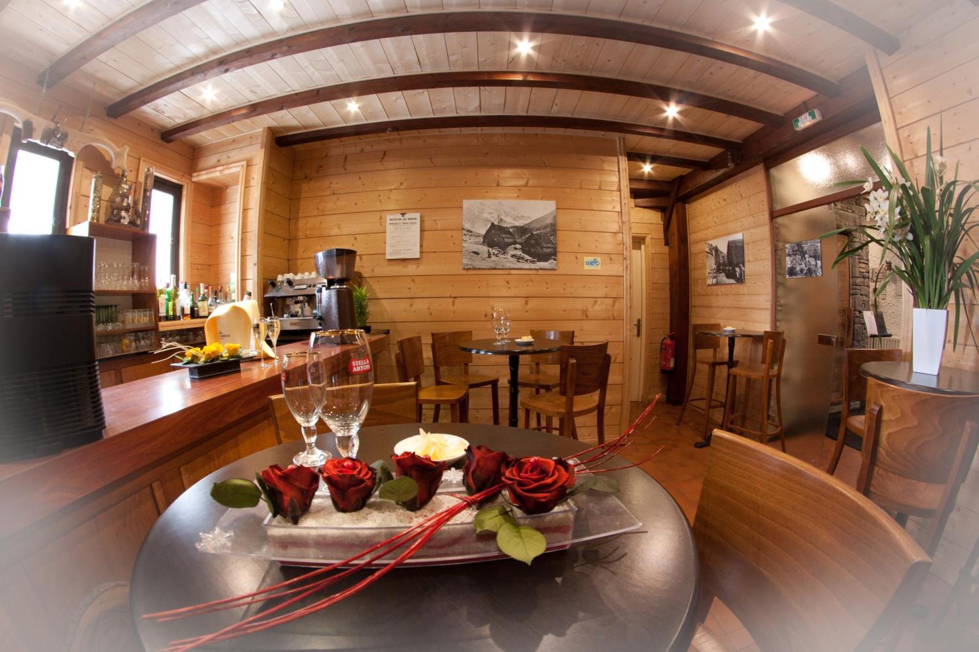 Hotel - Restaurant - Bar - Le Sapin Fleuri Bourg-dʼOueil Kültér fotó