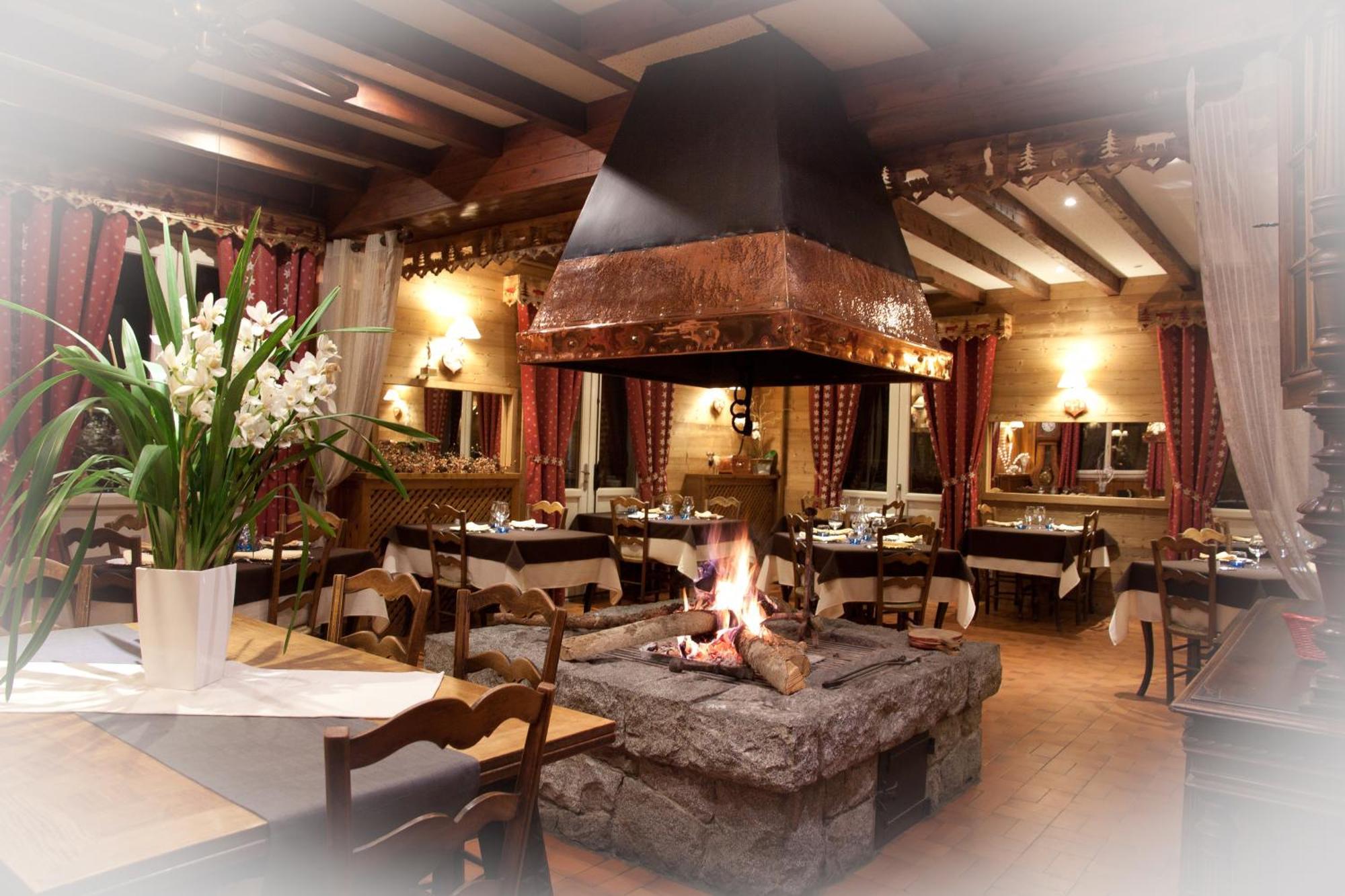 Hotel - Restaurant - Bar - Le Sapin Fleuri Bourg-dʼOueil Kültér fotó