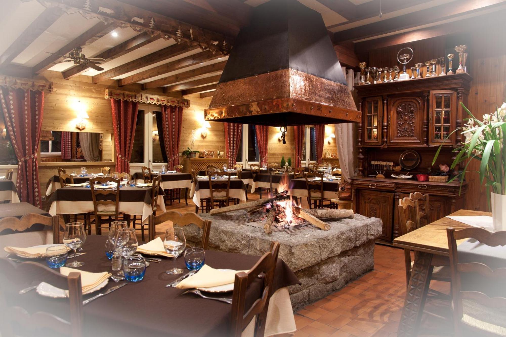 Hotel - Restaurant - Bar - Le Sapin Fleuri Bourg-dʼOueil Kültér fotó