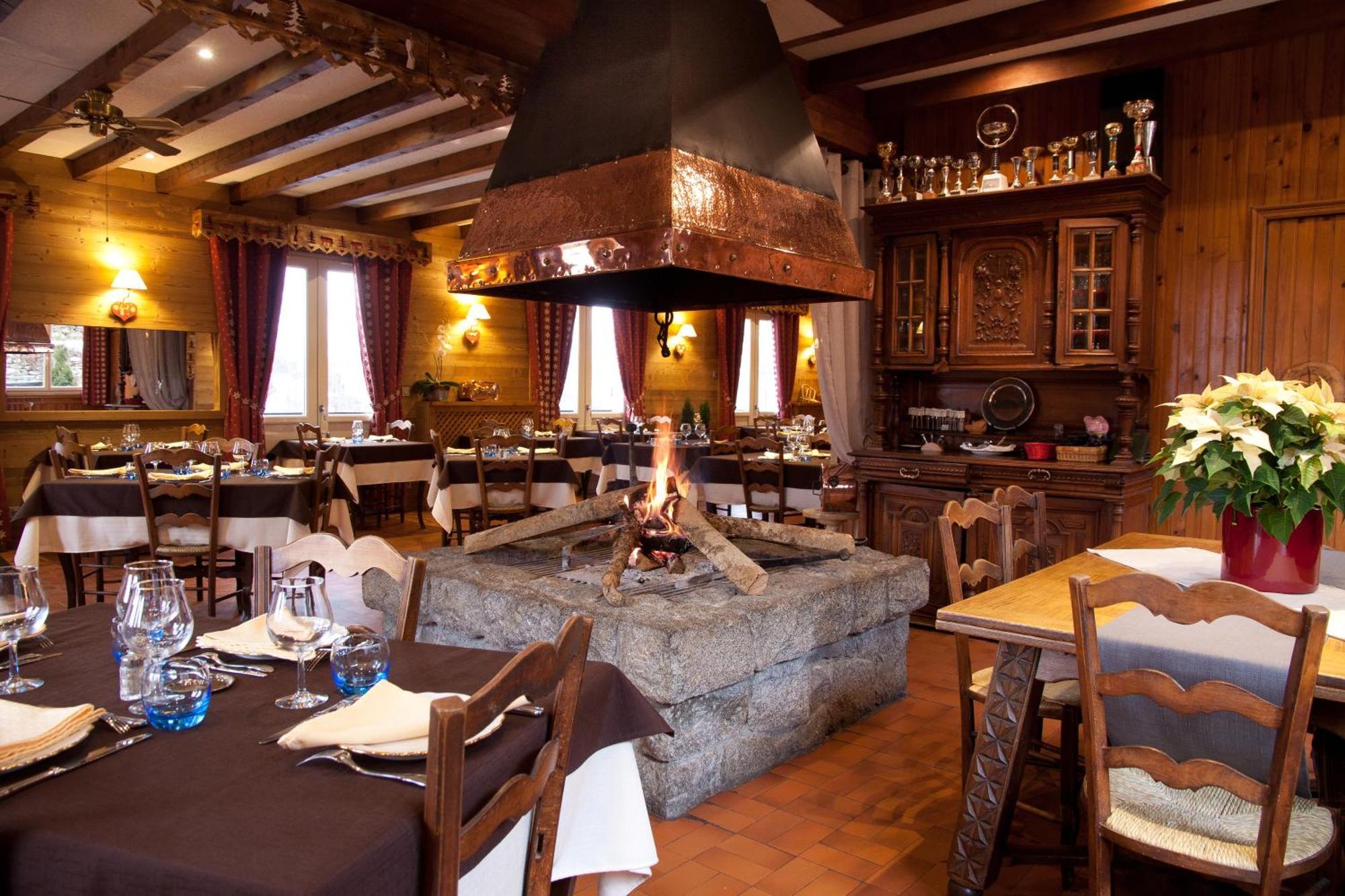 Hotel - Restaurant - Bar - Le Sapin Fleuri Bourg-dʼOueil Kültér fotó