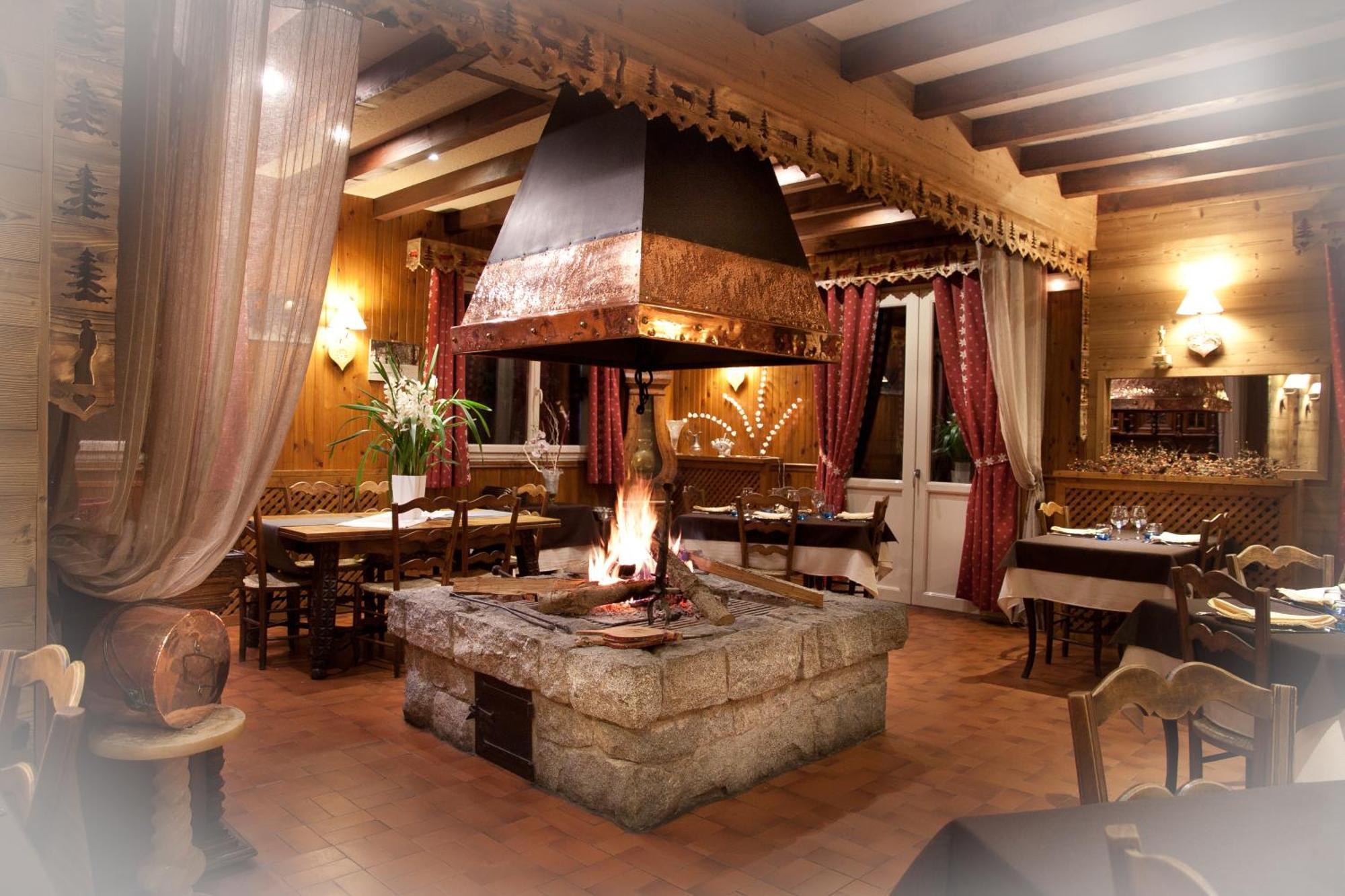 Hotel - Restaurant - Bar - Le Sapin Fleuri Bourg-dʼOueil Kültér fotó